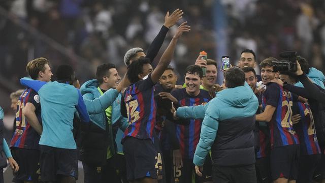 Foto: Girangnya Pemain Barcelona Setelah Raih Trofi Supercopa de Espana