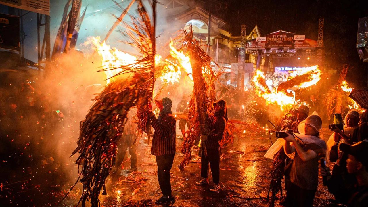 FOTO: Keseruan Tradisi Perang Obor Pikat Ribuan Warga di Jepara