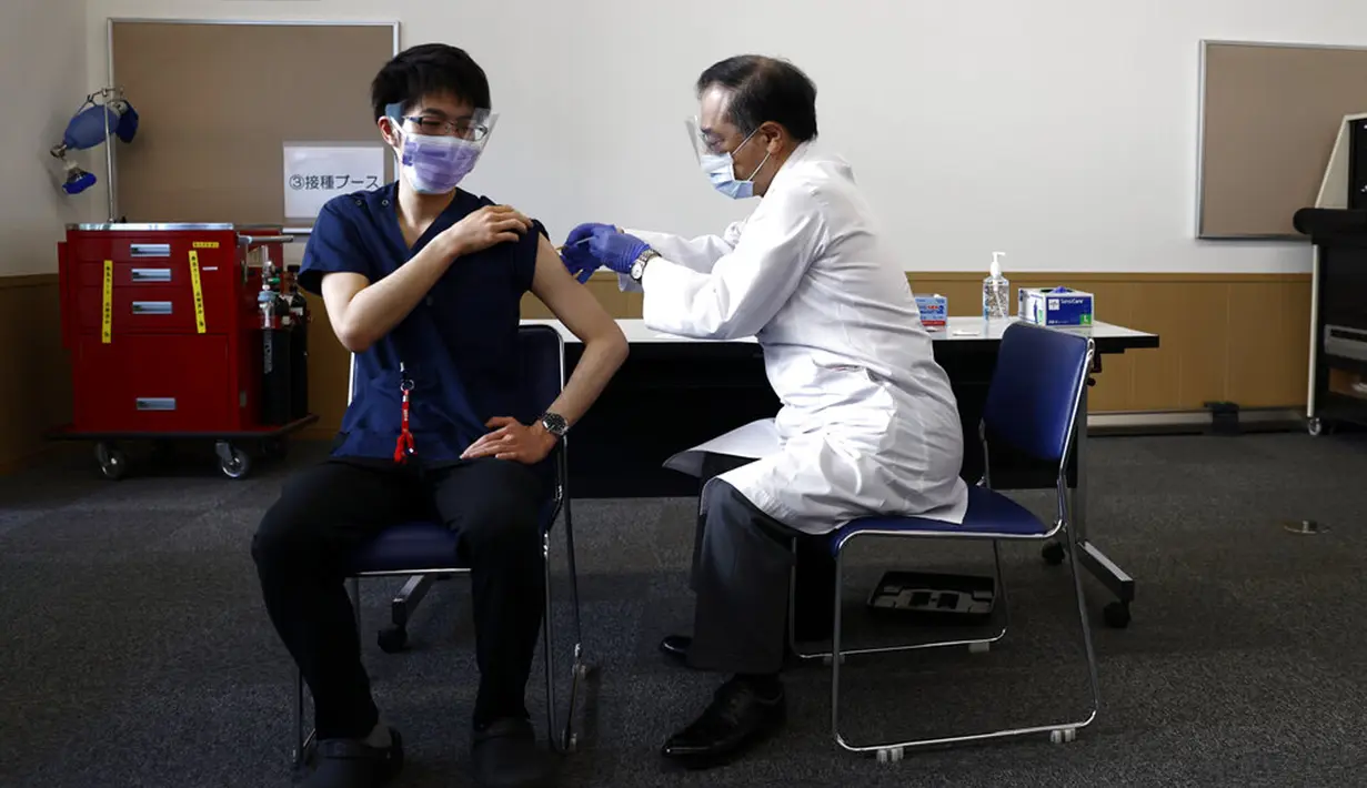 Seorang pekerja medis menerima dosis vaksin virus corona COVID-19 di Tokyo Medical Center, Tokyo, Jepang, Rabu (17/2/2021). Jepang memulai kampanye vaksinasi COVID-19 dengan suntikan COVID-19 pertama diberikan kepada petugas kesehatan. (Behrouz Mehri/Pool Photo via AP)