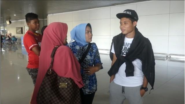 Momen haru di Bandara Internasional Juanda pada Selasa, (2/2/2016), kala keluarga melepas kepergian Evan Dimas menuju Jakarta. Malam ini Evan akan bertolak ke Spanyol untuk bergabung bersama tim Espanyol B.