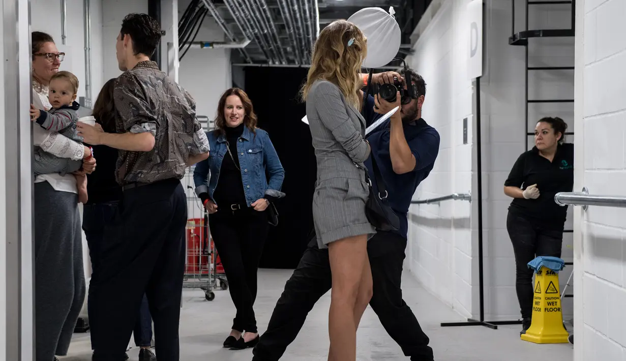 Model berpose saat difoto di belakang panggung sebelum membawakan busana Topshop untuk koleksi Spring / Summer 2018 pada hari ketiga The London Fashion Week Women's di London, Inggris (17/9). (AFP Photo/Chris J Ratcliffe) 