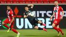 Gelandang werder Bremen, Milot Rashica, berebut bola dengan pemain Heidenheim 1846 pada laga lay-off leg kedua di Voith-Arena, Selasa (7/7/2020) dini hari WIB. Bremen bermain imbang 2-2 atas Heidenheim. (AFP/Kai Pfaffenbach/pool)