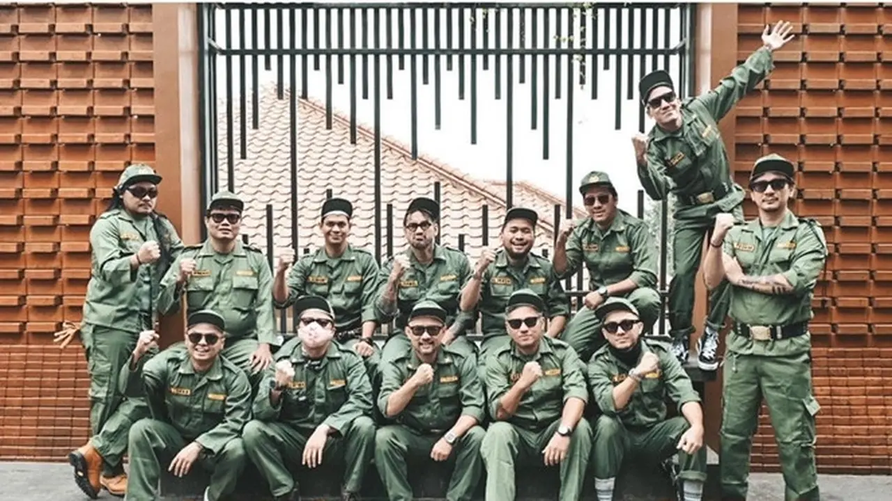 8 Potret Geng The Prediksi saat Pakai Seragam Nyeleneh, Bikin Heran