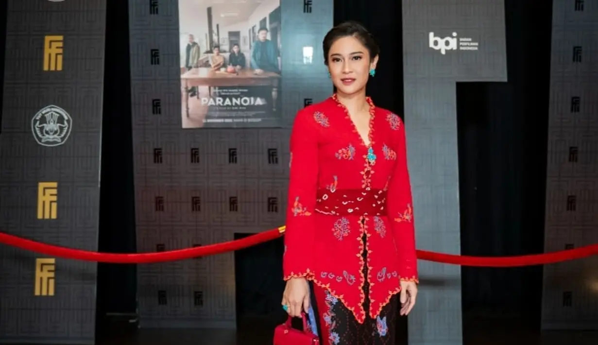 Perpaduan hitam-merah memang tidak pernah gagal untuk bikin terlihat elegan. Apapun itemnya, perpaduan warna ini seolah memberikan kesan glamor, bold, dan elegan [@therealdisastr]