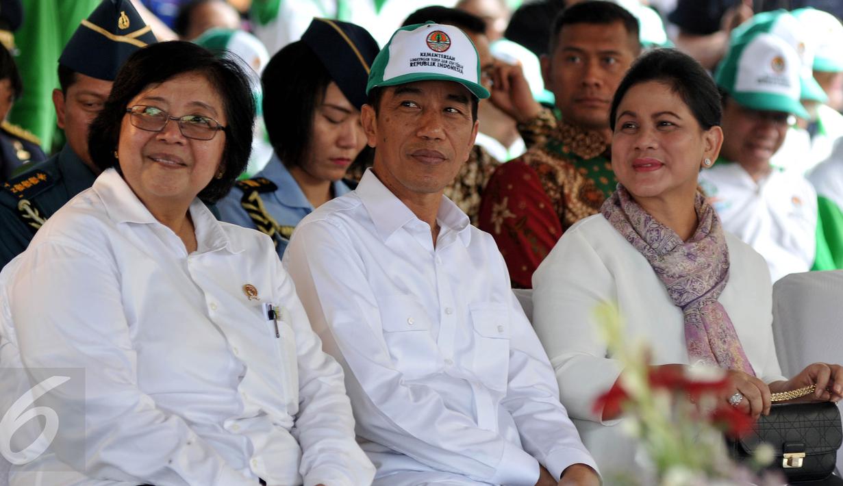 Presiden Jokowi didampingi Ibu Negara Iriana Widodo dan Menteri LHK Siti Nurbaya menghadiri acara peringatan Hari Menanam Pohon Indonesia dan Bulan Menanam Pohon Nasional di Tahura Sultan Adam, Kalsel, Kamis (26/11). (Liputan6.com/Johan Tallo)