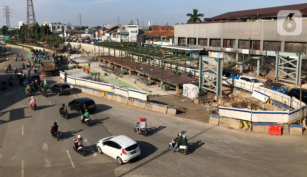 Pekerja menyelesaikan pembangunan proyek Underpass Senen Extension di Jakarta, Selasa (7/7/2020). Proyek yang menelan anggaran mencapai Rp 121,1 miliar dan ditargetkan selesai pada Desember 2020 tersebut diharapkan dapat mengurai kemacetan di kawasan tersebut. (Liputan6.com/Immanuel Antonius)