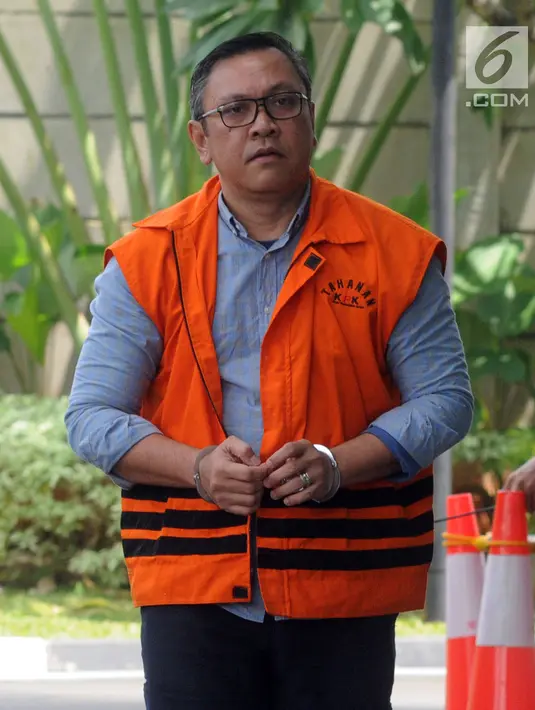 Bupati Pakpak Bharat Remigo Yolanda Berutu dikawal petugas tiba di gedung KPK, Jakarta, Rabu (27/2). Remigo diperiksa sebagai tersangka untuk melengkapi berkas terkait dugaan menerima suap proyek di Dinas PUPR Pakpak Bharat. (Merdeka.com/Dwi Narwoko)