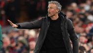 Pelatih kepala Paris Saint-Germain (PSG) asal Spanyol, Luis Enrique, memberi isyarat di pinggir lapangan selama pertandingan leg kedua perempat final Liga Champions UEFA antara Liverpool dan Paris Saint-Germain di Anfield, Liverpool, barat laut Inggris pada 15 April 2026. (FRANCK FIFE/AFP)