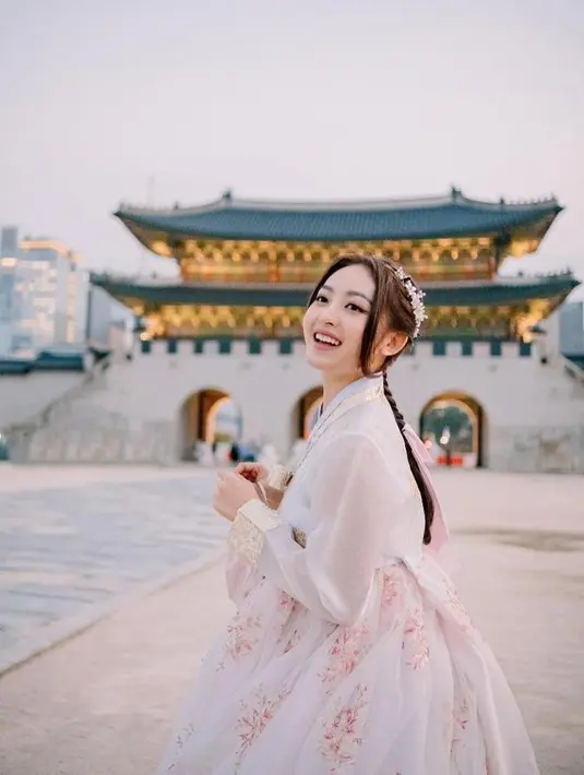 Saat di Korea, Natasha Wilona terlihat begitu cantik dengan hanbok bak idol K-Pop. Lalu saat ke Jepang, Natasha Wilona juga nggak kalah cantik serta memukau dengan balutan kimono. (Liputan6.com/IG/@natashawilona12).