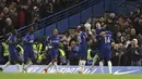 Para pemain Chelsea merayakan gol yang dicetak oleh Cole Palmer ke gawang Everton pada laga pekan ke-33 Liga Inggris di Stadion Stamford Bridge, Selasa (16/4/2024). Kemenangan ini penting bagi Chelsea untuk terus mencoba memperbaiki posisi di klasemen Liga Inggris sementara. (AP Photo/Ian Walton)