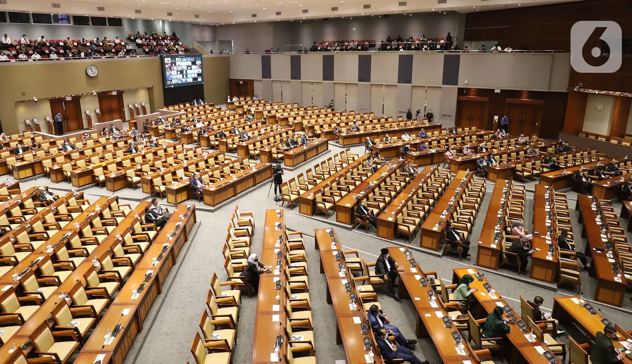 Suasana Rapat Paripurna ke-11 Masa Persidangan II Tahun Sidang 2021-2022 di Kompleks Parlemen, Jakarta, Kamis (16/12/2021). Rapat mengesahkan UU tentang perubahan atas UU Nomor 38 Tahun 2004 tentang Jalan serta penutupan Masa Persidangan II Tahun Sidang 2021-2022. (Liputan6.com/Angga Yuniar)