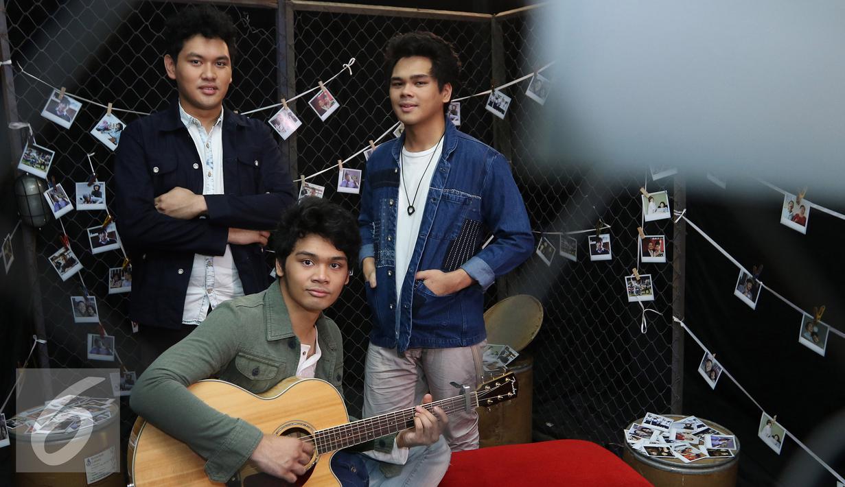 Pemain Band The Overtunes berpose seusai pembuatan video klip di Jakarta, Rabu (16/12). Album The Overtunes berjudul selamanya, dijadikan official soundtrack film Ngenest Movie dengan lagu Mungkin dan Ku Ingin Kau Tahu. (Liputan6.com/Herman Zakharia)