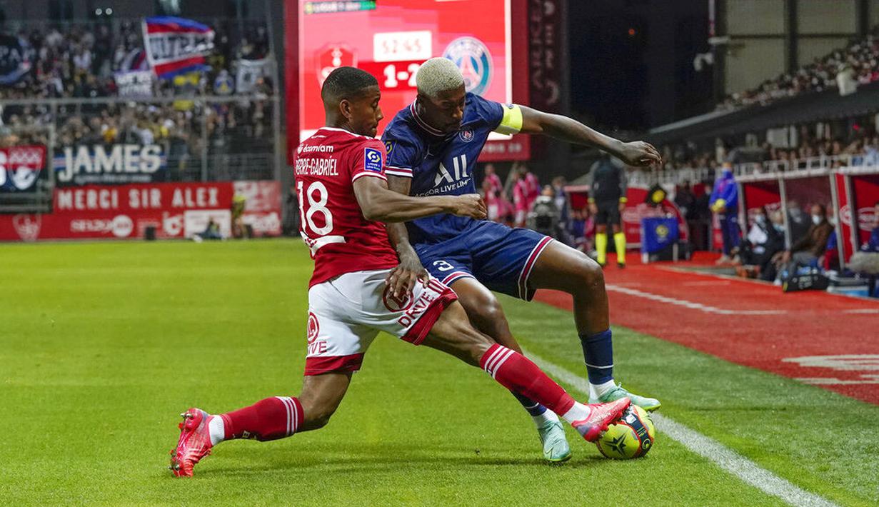 Menurut kabar, La Pulga memilih pulang ke rumahnya di Barcelona ketika tahu tak disertakan dalam skuad PSG untuk melawan Brest. 
(Foto: AP/Daniel Cole)