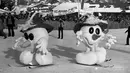 Manusia salju, maskot Olimpiade Musim Dingin 1976 di Innsbruck, muncul di Kitzbühel, Austria, 28 Januari 1975, selama acara World Cup downhill skiing. (AP Photo)