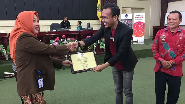 Penyerahan penghargaan oleh Direktur Pemberdayaan Informatika Kemenkominfo Septriana Tangkary dan diterima oleh Community Program and Partnership Manager Bukalapak Brihaspati Yogarudha.