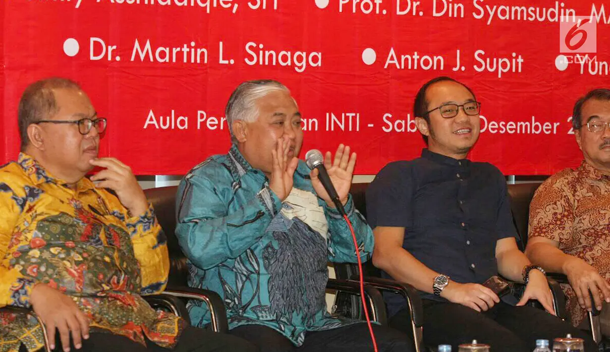 Utusan khusus Presiden bidang dialog agama dan peradaban Din Syamsudin (tengah) menjadi pembicara dalam seminar Perhimpunan Indonesia Tionghoa (INTI), Prospek Indonesia 2018 di Jakarta, Sabtu (16/12). (Liputan6.com/Iwan)