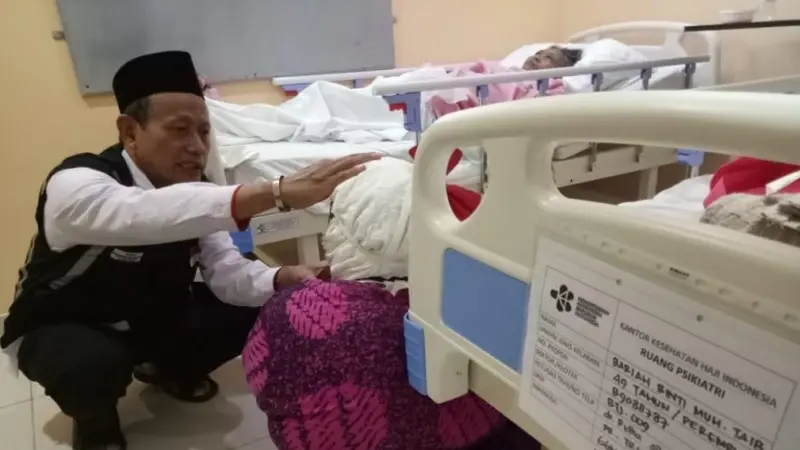 Petugas di Klinik Haji mencoba mengobati pasien psikiatri