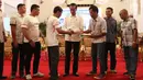 Presiden Joko Widodo (Jokowi) saat menerima 70 perwakilan sopir truk se-Indonesia di Istana Negara, Jakarta, Selasa (8/5). Jokowi menerima aduan dari sopir truk terkait premanisme hingga pungli di jalan. (Liputan6.com/Angga Yuniar)