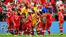Bek Kanada, Josee Belanger (kanan) bersama Selenia Iacchelli menyapa fansnya usai pertandingan di Piala Dunia wanita 2015 di BC Place Stadium, Senin (22/6/2015). Kanada menang 1-0 atas Swiss lewat gol Josee Belanger. (Reuters/Anne Marie Sorvin)