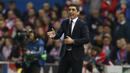 Ekspresi pelatih Leverkusen, Tayfun Korkut saat memimpin anak asuhnya melawan Atletico Madrid pada leg kedua Babak 16 Besar Liga Champions di Vicente Calderon stadium, Madrid,  Rabu (15/3/2017). Atletico lolos dengan agregat 4-2. (AP/Daniel Ochoa de Olza)