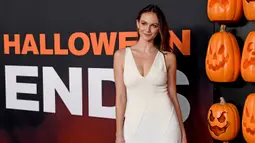 Aktris AS Andi Matichak tiba untuk pemutaran perdana film "Halloween Ends" di TCL Chinese Theatre, Hollywood, California, Amerika Serikat, 11 Oktober 2022. Aktris yang sebelumnya berakting dalam Orange Is The New Black dan Blue Bloods itu mengenakan gaun malam musim panas berpotongan rendah yang elegan. (Jon Kopaloff/Getty Images/AFP)