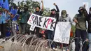Massa aksi yang tergabung dari elemen mahasiswa, buruh, dan pelajar membawa spanduk dalam unjuk rasa di depan Gedung DPR RI, Jakarta, Senin (30/9/2019). Aksi unjuk rasa tersebut menyikapi penolakan terhadap UU KPK dan sejumlah RUU yang dinilai bermasalah. (Liputan6.com/Immanuel Antonius)