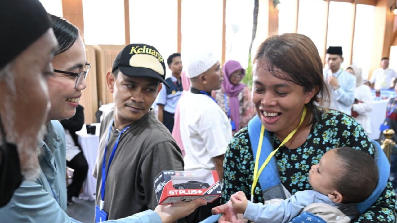 Prabowo Bagikan Mainan ke Anak-Anak saat Open House Istana, Ada Robot-robotan hingga Boneka