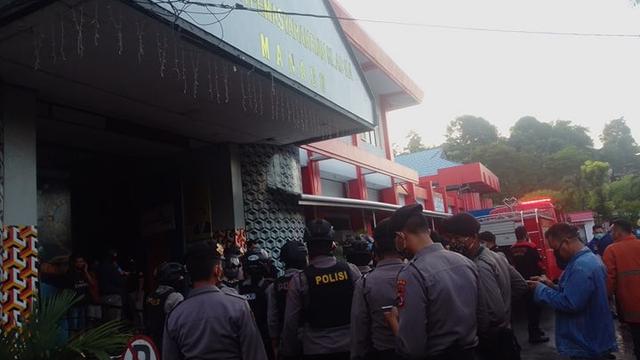 Aparat kepolisian saat mengendalikan situasi di Lapas Tuminting Manado, Sabtu (11/04/2020).