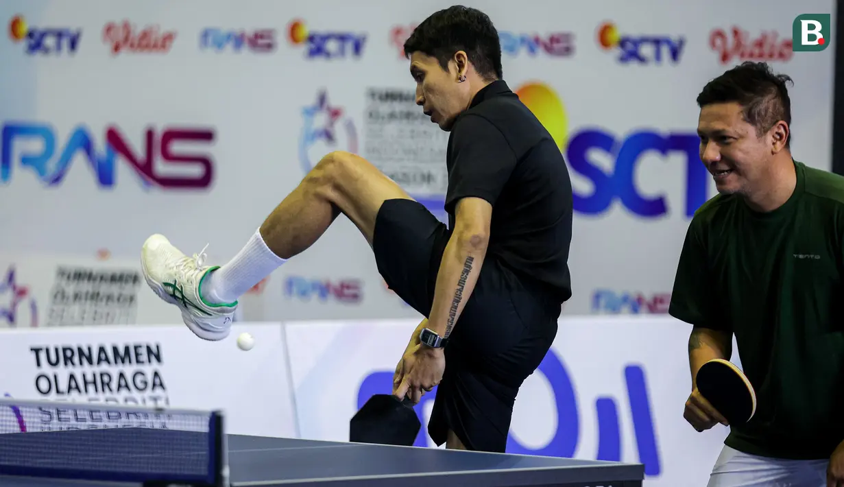 Desta yang berpasangan dengan Gading Marten melakukan serve saat menghadapi pasangan Raffi Ahmad/Ariel Noah pada laga ganda putra Turnamen Olahraga Selebriti Indonesia (TOSI) season 2 di GOR POPKI Cibubur, Jakarta Timur, Sabtu (13/01/2024). Desta/Gading Marten kalah 1-3 (10-21, 14-21, 21-17 dan 13-21). (Bola.com/Bagaskara Lazuardi)