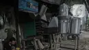 Perajin menyelesaikan pembuatan perabot dapur di Jalan Dewi Sartika, Cawang, Jakarta, Minggu (17/12/2019). Pembeli lebih banyak memesan perabot dapur berbahan aluminium seperti dandang, oven, panci, ventilator bahkan sampai kubah masjid. (Liputan6.com/Faizal Fanani)