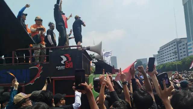 Stand up komedian Arie Kriting menyuarakan aspirasi di Gedung DPR menolak revisi UU Pilkada, pada hari ini, Kamis (22/8/2024).