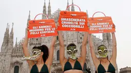 Aktivis PETA (People for the Ethical Treatment of Animals) menunjukkan poster berbentuk tas berisi kecaman mereka untuk para brand fashion yang menggunakan kulit hewan, Italia, Selasa (21/2). (AP Photo/Antonio Calanni)