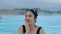 Febby bahkan menyebut pemandian air panas ini sebagai "Ciwidey versi Iceland," merujuk pada kolam air panas di Indonesia yang menawarkan suasana alam sejuk serupa. Selain kehangatan airnya, para pengunjung, termasuk Febby, juga dapat menikmati pemandangan gunung yang mengelilingi tempat tersebut. (Liputan6.com/IG/@febbyrastanty)
