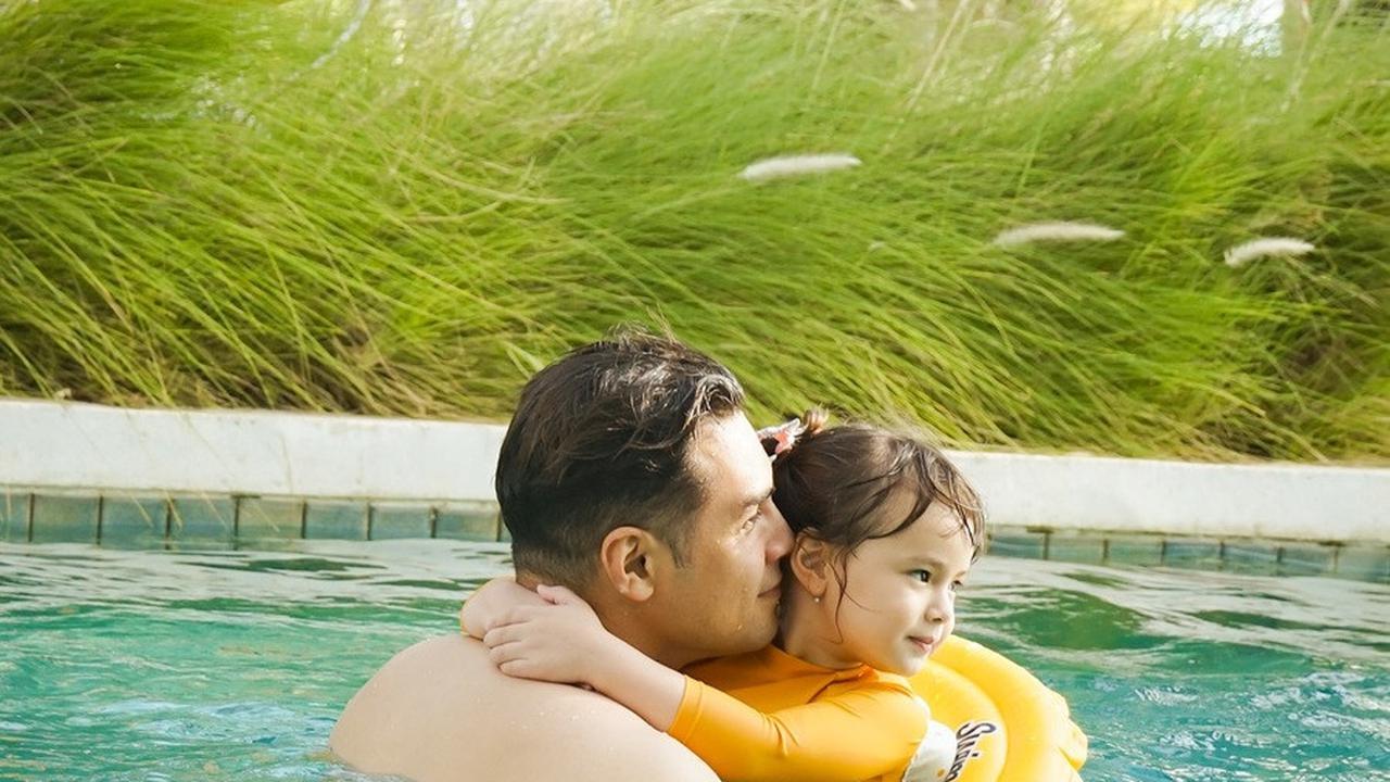 Chloe Asyik Bermain Air Dengan Sang Ayah