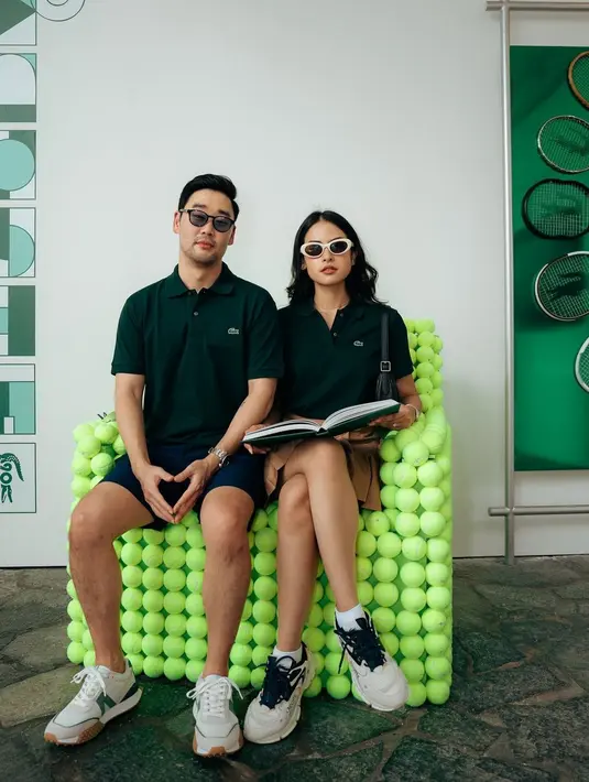 Maudy memasangkan atasannya dengan rok pleated warna coklat, sementara Jesse dengan celana pendek warna biru navy. Makin kece, penampilan keduanya dipermanis dengan kacamata hitam. [@maudyayunda/@jessechoi_]