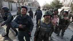 Pasukan keamanan Afghanistan memblokade lokasi menuju rumah sakit militer terbesar di Kabul setelah insiden baku tembak di dalam gedung, Rabu (8/3). Sekelompok pria bersenjata menyerbu RS tersebut dan menewaskan lebih dari 30 orang. (AP Photo/Rahmat Gul)