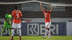 Persija akhirnya mampu memecah kebuntuan pada menit ke-27 melalui aksi Marko Simic. Berawal dari tendangan bebas Riko Simanjuntak, Simic kemudian menyundul bola ke pojok kanan gawang Barito Putera. (Bola.com/Bagaskara Lazuardi)