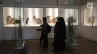 Pengunjung berswafoto saat mengunjungi Museum Fatahillah dan Museum Wayang, Kota Tua, Jakarta, Selasa (26/6). Pemprov DKI menggratiskan biaya masuk sejumlah museum menyambut HUT ke-491 Jakarta. (Liputan6.com/Arya Manggala)