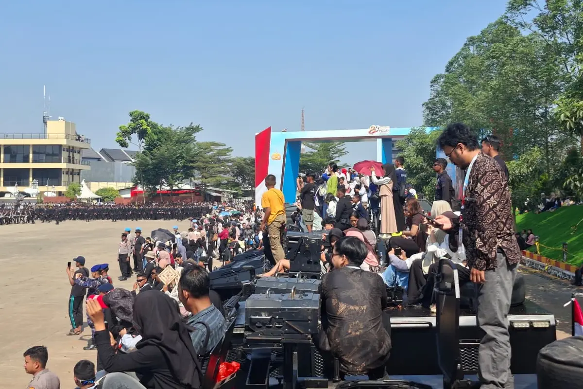Naik Mobil Brimob, Cara Warga Nikmati HUT Polri