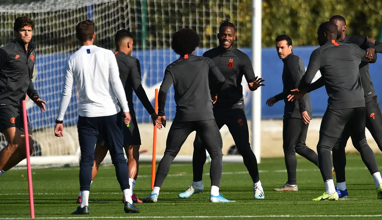 Pemain Chelsea Marcos Alonso (kiri) bersama rekan-rekannya berlatihan jelang menghadapi Ajax Amsterdam pada laga Liga Champions di Cobham Chelsea, Stoke D'Abernon, London, Inggris, Selasa (22/10/2019). Pelatih Chelsea Frank Lampard menegaskan tidak takut bertandang ke markas Ajax. (Glyn KIRK/AFP)