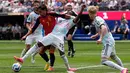Pemain Spanyol Ferran Torres berebut bola dengan pemain Belgia Nathan Ngoy selama pertandingan perempat final Piala Dunia antara Spanyol dan Belgia di Inglewood, California, dekat Los Angeles, Jumat, 10 Juli 2026. (AP Photo/Gregory Bull)