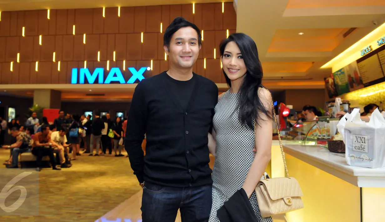 Pasangan selebriti, Ririn Dwi Ariyanti dan Aldi Bragi ketika ditemui di premiere film Terminator Genisys di Gandaria City XXI, Jakarta, Rabu (24/6/2015). Terminator Genisys menceritakan tentang kehidupan di tahun 2029.(Liputan6.com/Panji Diksana) 
