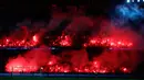 Suasana di stadion Parc des Princes saat pertandingan Paris Saint-Germain melawan Real Madrid dalam pertandingan Liga Champions leg kedua, Paris (6/3). Dalam pertandingan ini PSG kalah 1-2 atas Real Madrid. (AP Photo / Francois Mori)