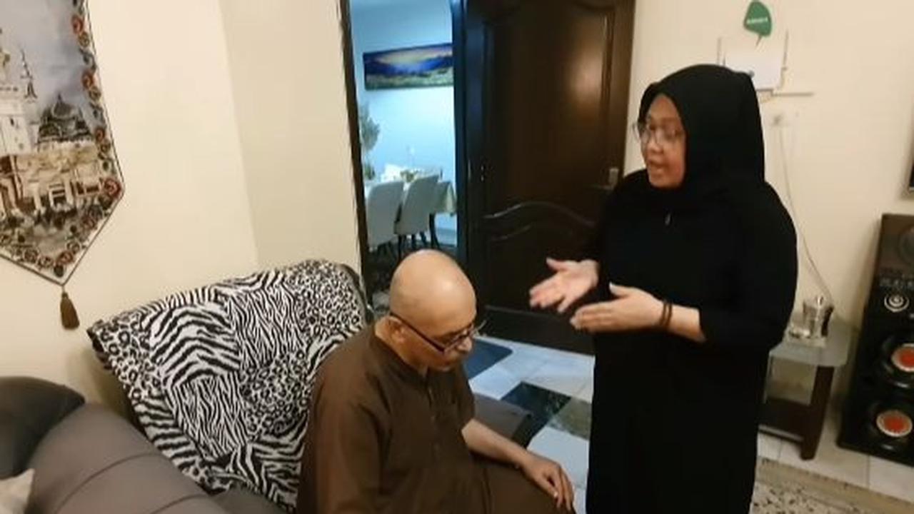 Rupanya bukan kali ini saja sang suami menderita sakit. Dia juga sempat menderita gula sebelumnya namun bisa kembali normal saat di tanah air.&nbsp;