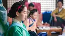 <p>Soon Deok memancarkan karisma dengan riasan mata yang berani dan gache (wig tradisional Korea yang dikenakan oleh wanita) yang dihiasi pita merah.</p>