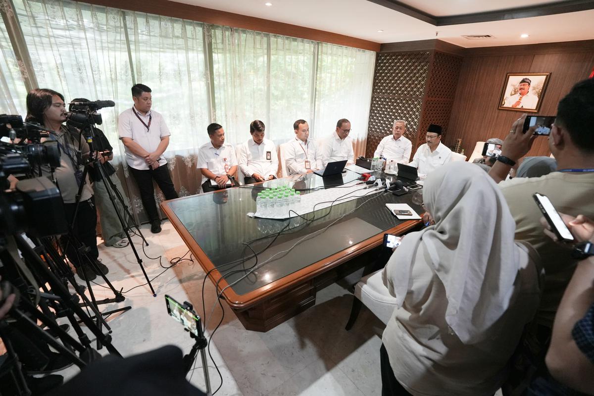 Menteri Sosial Saifullah Yusuf saat konferensi pers pencairan penebalan bansos