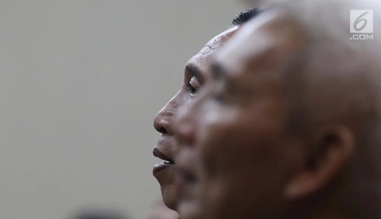 Sekertaris Jenderal Komite Olahraga Nasional Indonesia (KONI) Ending Fuad Hamidy saat jalani sidang perdana sebagai terdakwa di Pengadilan Tipikor, Jakarta, Senin (11/3). Sidang mengagendakan pembacaan Surat Dakwaan. (Liputan6.com/Johan Tallo)