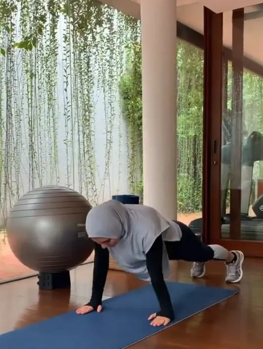 Hal itu membuat penampilan Irish Bella makin berisi. Mengingat Ammar Zoni kin sudah punya berat badan hingga 200 kilogram. Potret perbandingan tubuh Irish Bella dan Ammar Zoni sukses bikin pangling. (Liputan6.com /IG/@_irisbella_)