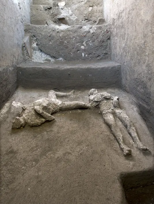 Para arkeolog menemukan sisa jasad dua penduduk kota kuno Romawi Pompeii, seperti diumumkan otoritas arkeologi Italia pada Sabtu (21/11/2020). Dua jasad itu diperkirakan berasal dari tahun 79 M saat Pompeii dilanda letusan gunung berapi hingga menghancurkan kota (Parco Archeologico di Pompei via AP)