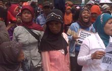 Nenek-nenek ikut demo Hari HAM Internasional di Gedung Sate